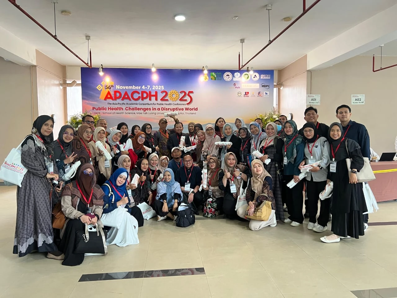 Delegasi dosen dan mahasiswa FKM Universitas Hasanuddin berpose bersama usai mengikuti sesi pembukaan APACPH 2025 di Mae Fah Luang University, Chiang Rai, Thailand, pada 4 November 2025.